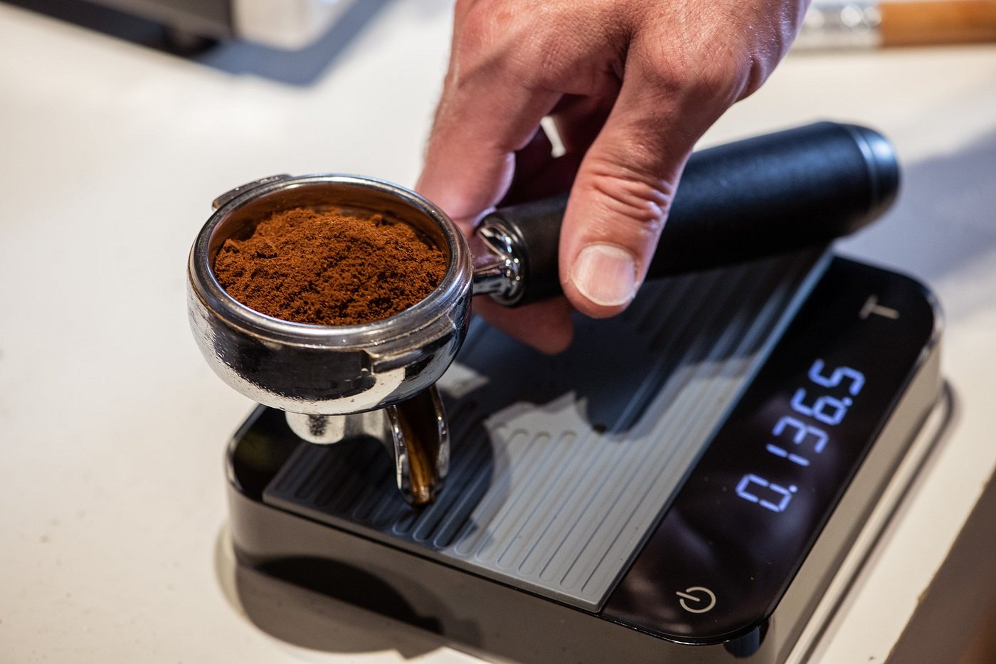 Ambiente y mesa de café en Café La Mancha